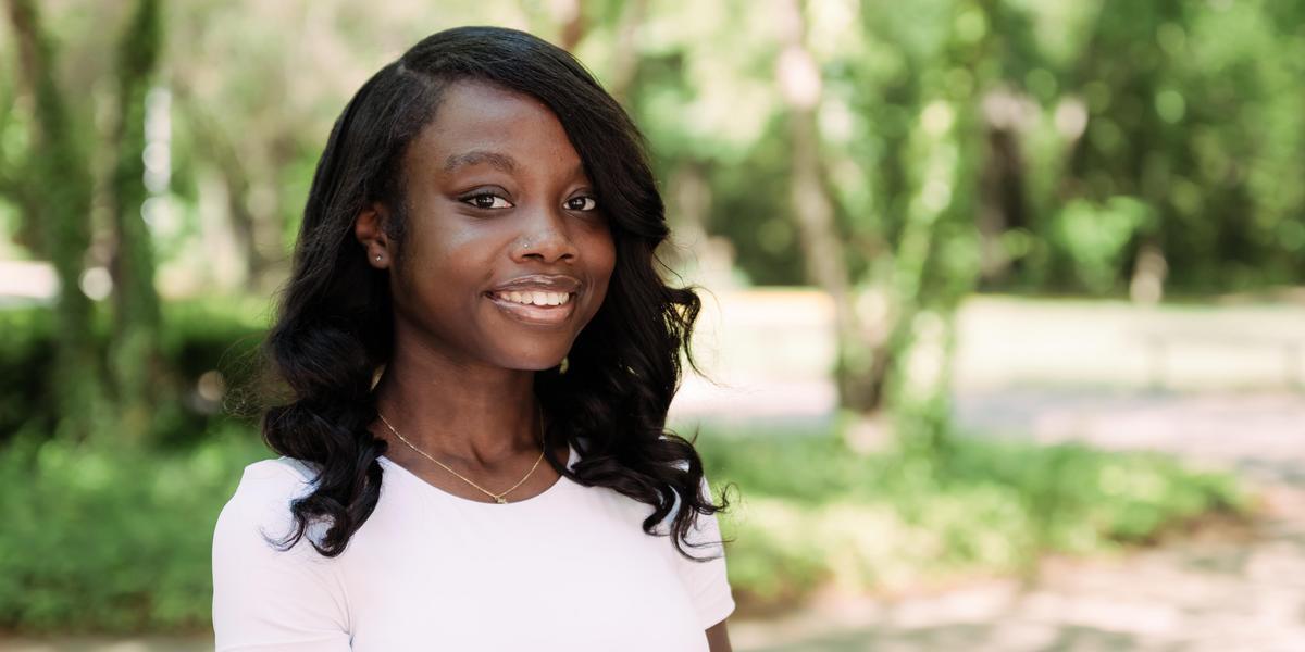 Headshot of Hannah Slowe outside on campus